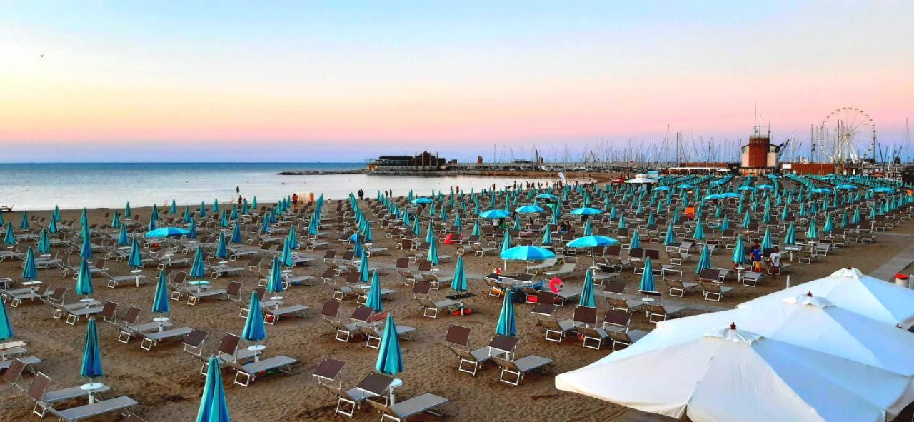 Hotel Paloma Beach Front Chiringuitos Time リミニ エクステリア 写真