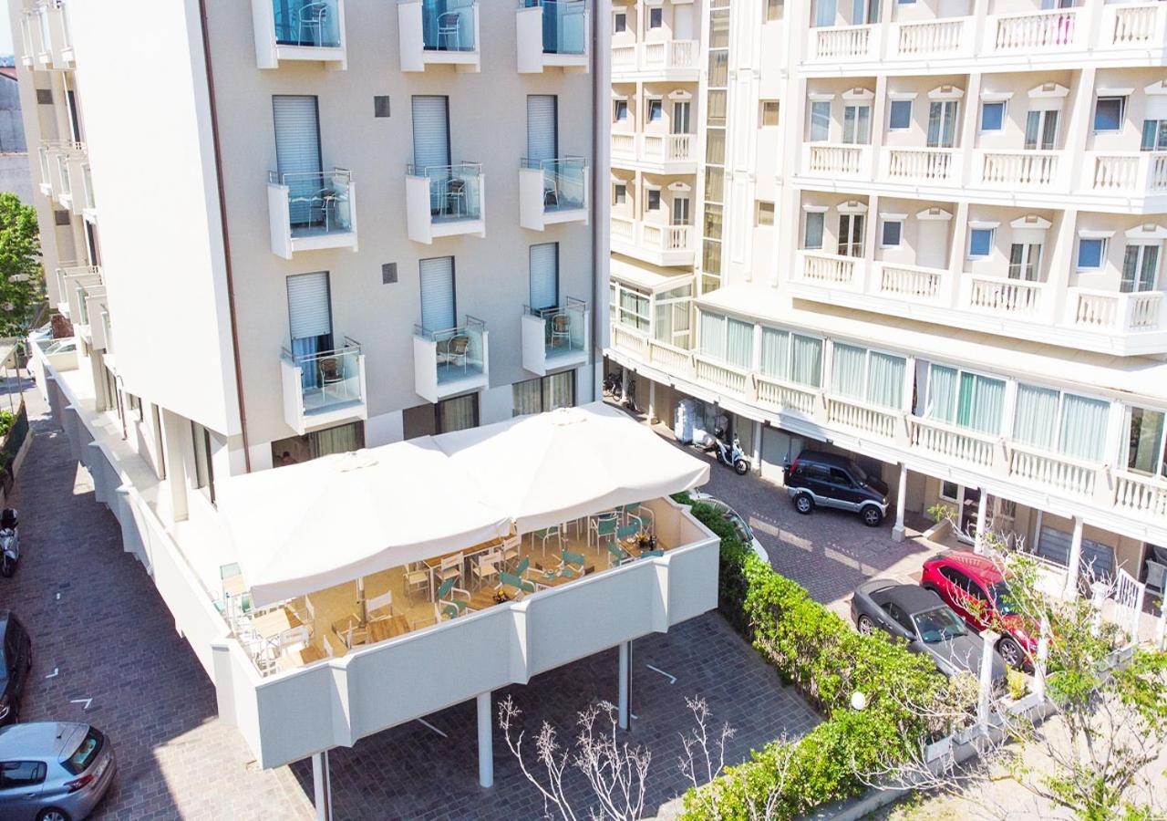 Hotel Paloma Beach Front Chiringuitos Time リミニ エクステリア 写真